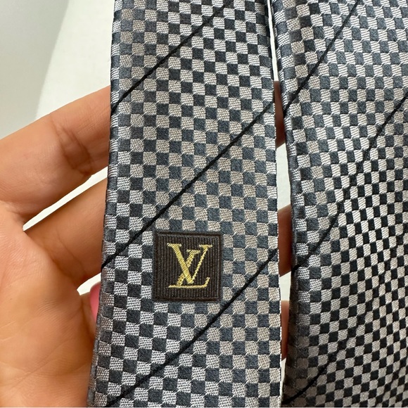 Louis Vuitton 100% Silk Tie Checkered Gray Silver Metallic Shimmer LV Logo Italy - Picture 6 of 15